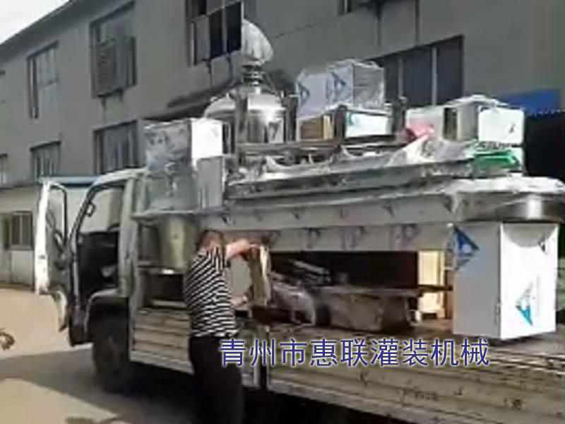 白酒灌裝機設備發往河北衡水