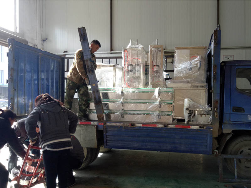 負壓液體灌裝機發貨現場