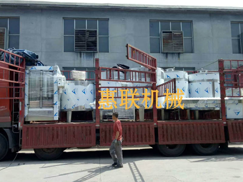 客戶訂購的灌裝生產線裝車現場