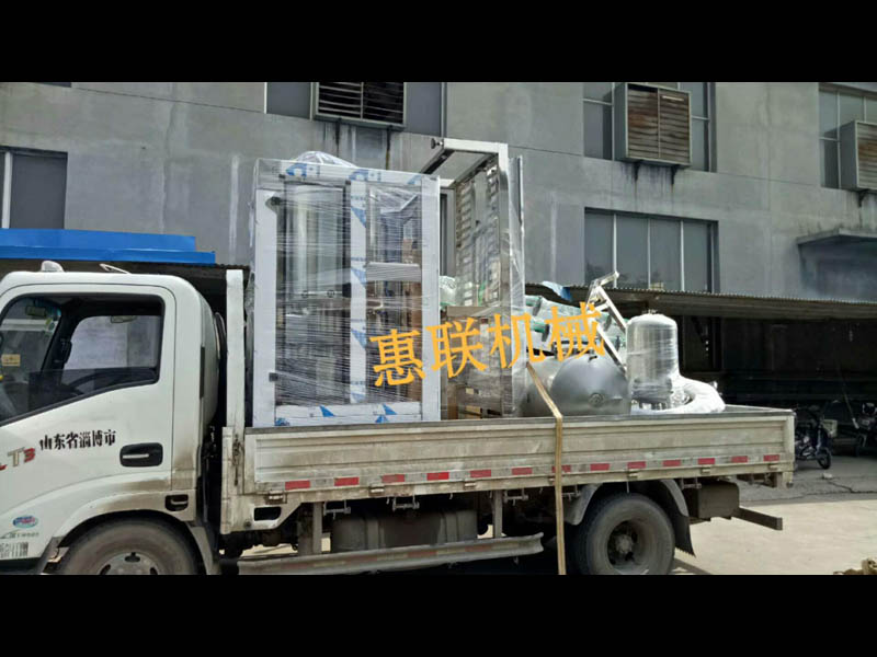 貴州客戶訂購的24頭白酒灌裝機發貨