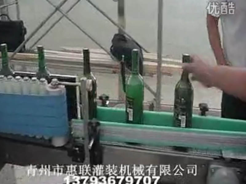 安徽全套果酒灌裝機生產(chǎn)線安裝調(diào)試中