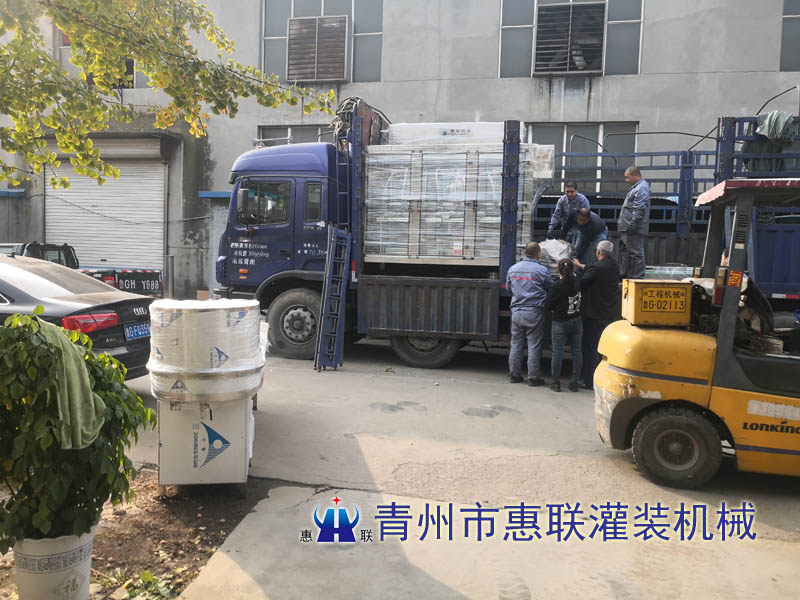 河南車用尿素灌裝機發貨現場