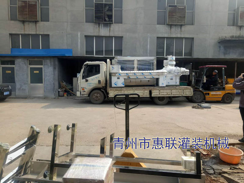 河北衡水訂購的整套白酒灌裝設備發貨